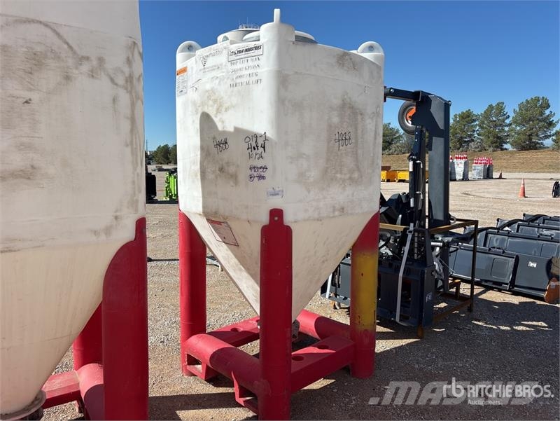 Quantity of (4) Snyder Flowmaster Plastic Hopper 其他
