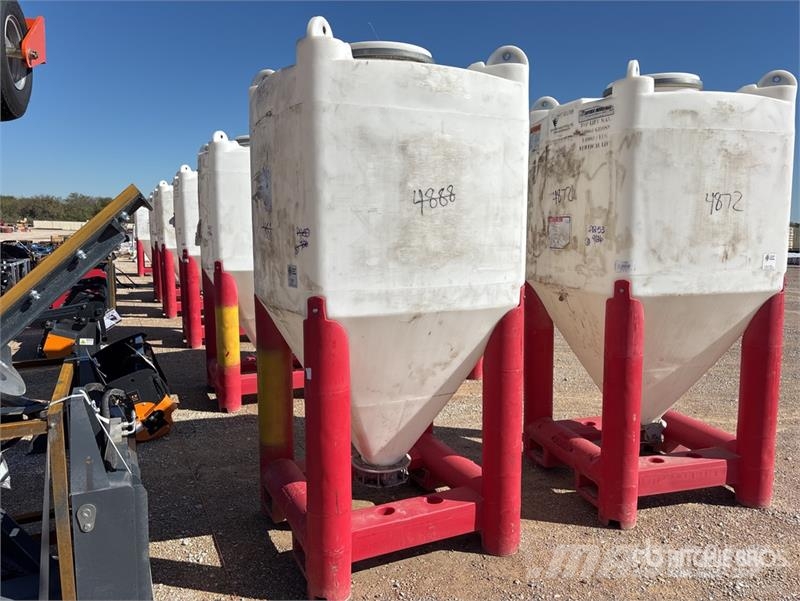 Quantity of (4) Snyder Flowmaster Plastic Hopper 其他