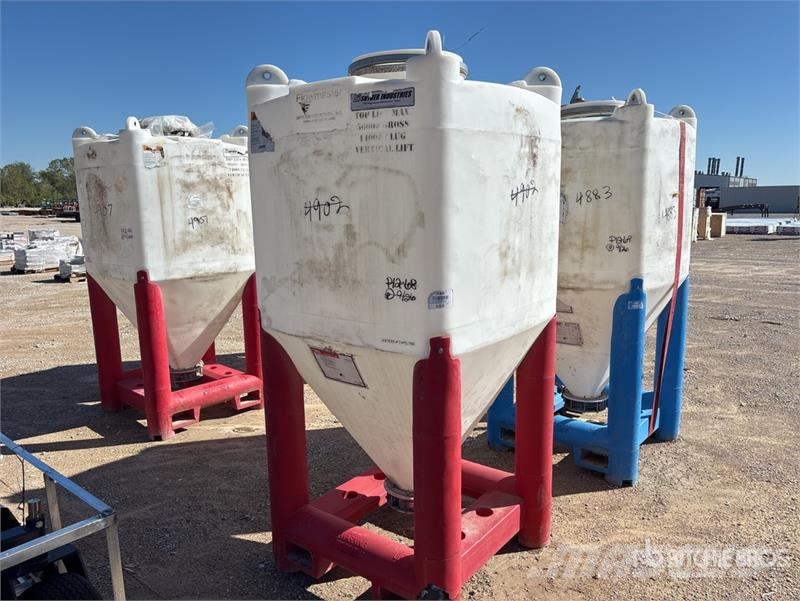 Quantity of (4) Snyder Flowmaster Plastic Hopper 其他