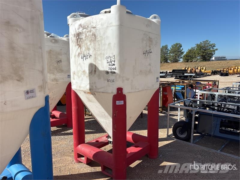 Quantity of (4) Snyder Flowmaster Plastic Hopper 其他