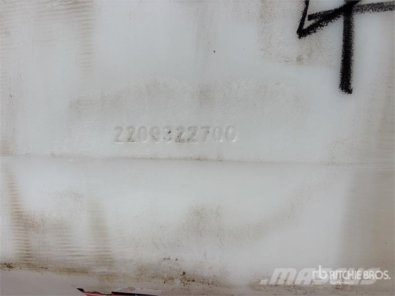 Quantity of (4) Snyder Flowmaster Plastic Hopper 其他