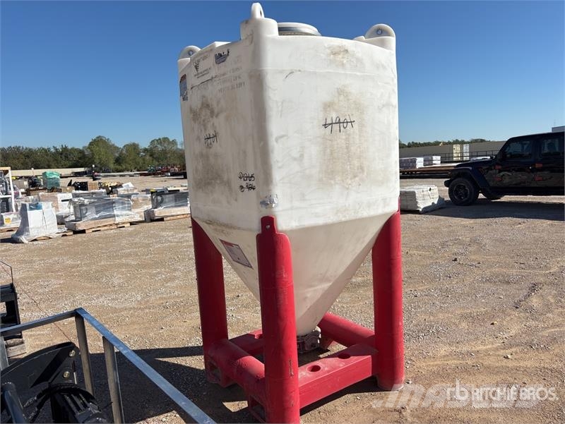 Quantity of (4) Snyder Flowmaster Plastic Hopper 其他