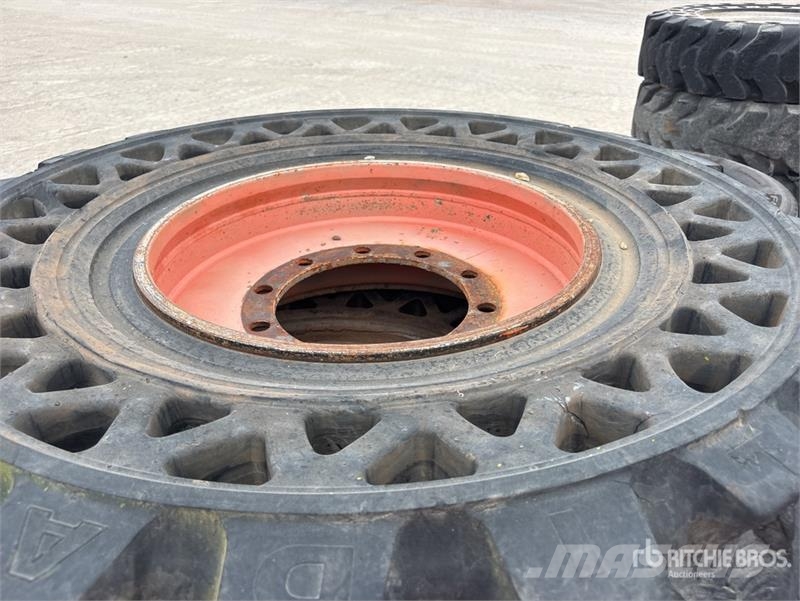  Quantity of (4) Solideal 14-00-24 Aperture Tires Opony, koła i felgi