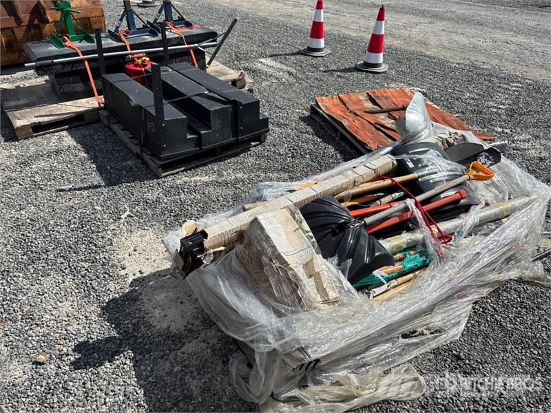  Quantity of (4) Truck bed Tool Box 建設機械 -　その他