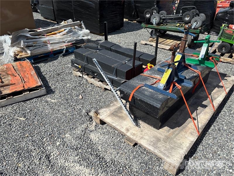  Quantity of (4) Truck bed Tool Box 建設機械 -　その他