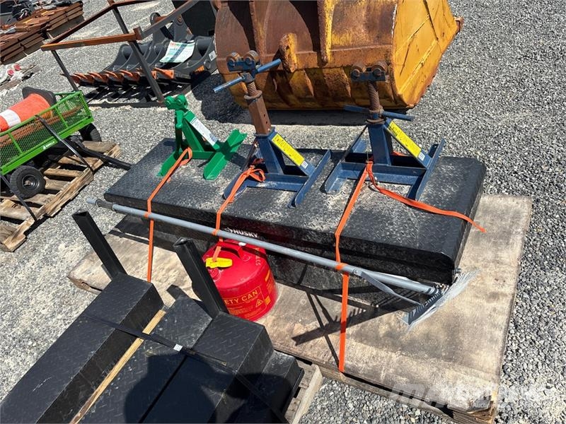  Quantity of (4) Truck bed Tool Box 建設機械 -　その他