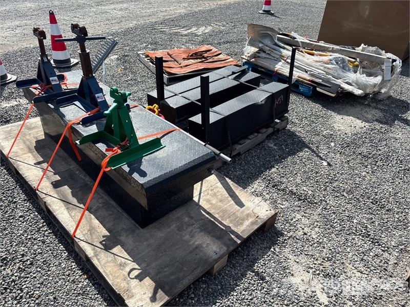  Quantity of (4) Truck bed Tool Box 建設機械 -　その他