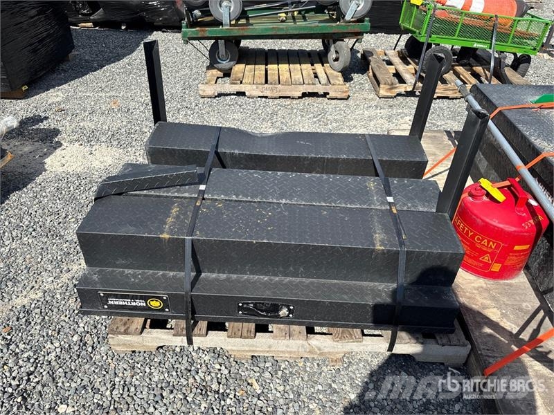 Quantity of (4) Truck bed Tool Box 建設機械 -　その他