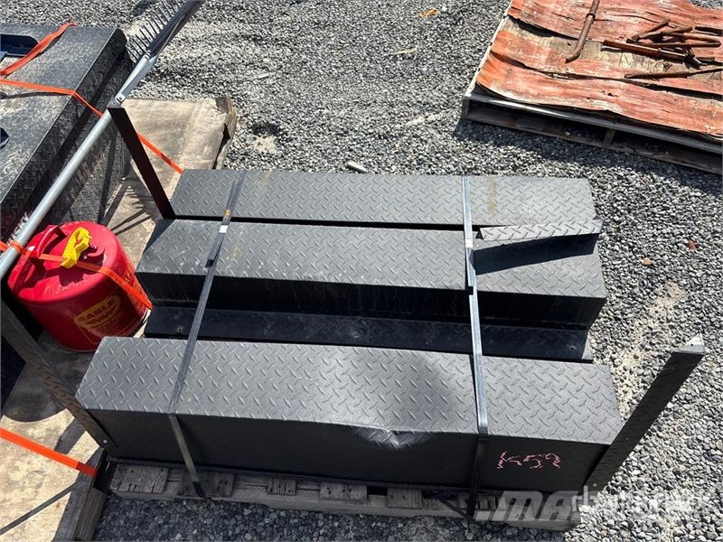  Quantity of (4) Truck bed Tool Box 建設機械 -　その他