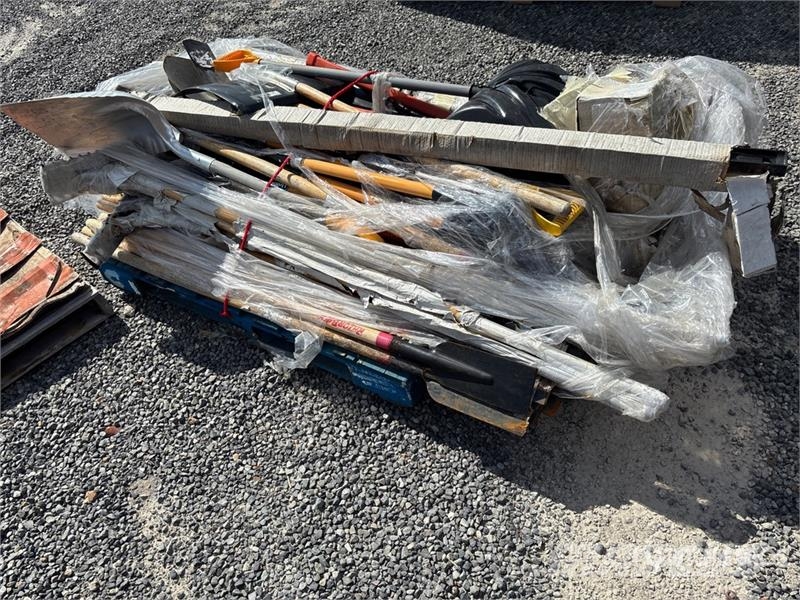  Quantity of (4) Truck bed Tool Box 建設機械 -　その他