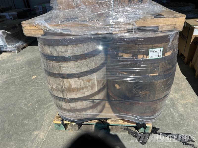 Quantity of (4) Whiskey Barrels Outros componentes