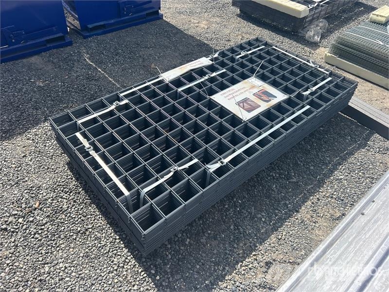 Quantity of (40) 3 ft x 6 ft Gray Metal Rail Panel Pacēlāji, vinčas un materiālu lifti