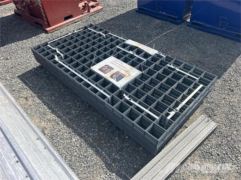 Quantity of (40) 3 ft x 6 ft Gray Metal Rail Panel Pacēlāji, vinčas un materiālu lifti