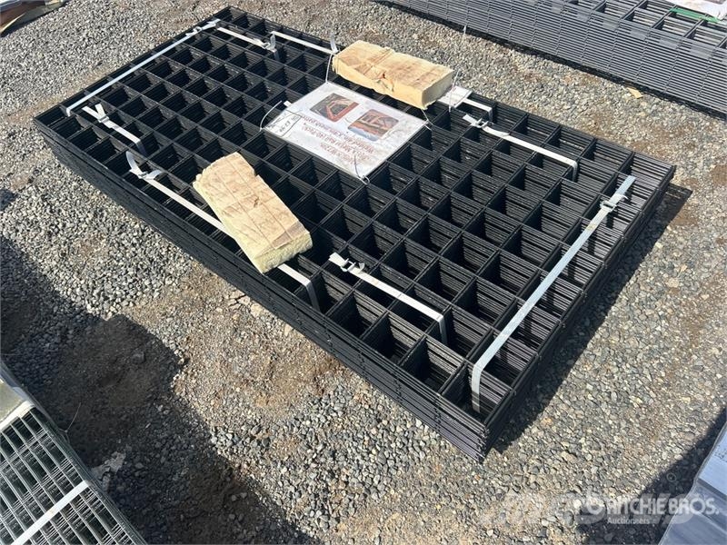  Quantity of (40) 3 ft x 6 ft Black Metal Rail Pane Pacēlāji, vinčas un materiālu lifti