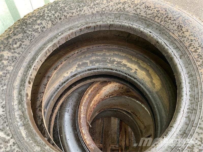 Quantity of (5) 11R20 Tires w/(3) Wheels Transport - Inne