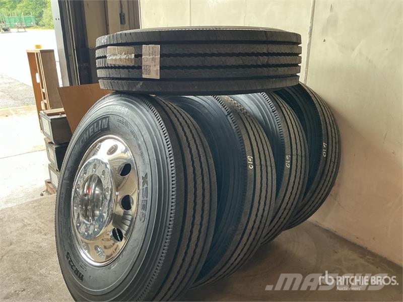  Quantity of (5) 11R22.5 Tires w/(4) Aluminum Wheel 輪胎、車輪和輪圈