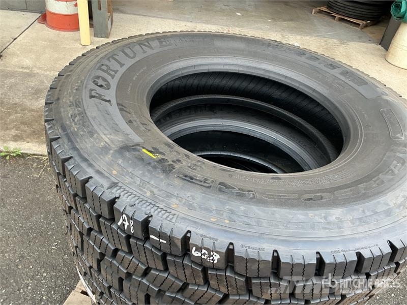 Quantity of (5) 11R22.5 Recapped Tires 輪胎、車輪和輪圈