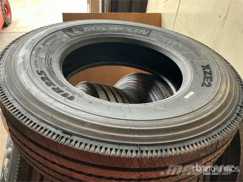 Quantity of (5) 11R22.5 Tires w/(4) Aluminum Wheel 輪胎、車輪和輪圈