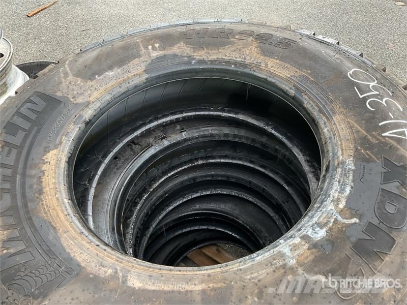 Quantity of (5) 11R22.5 Tires Transport - Inne