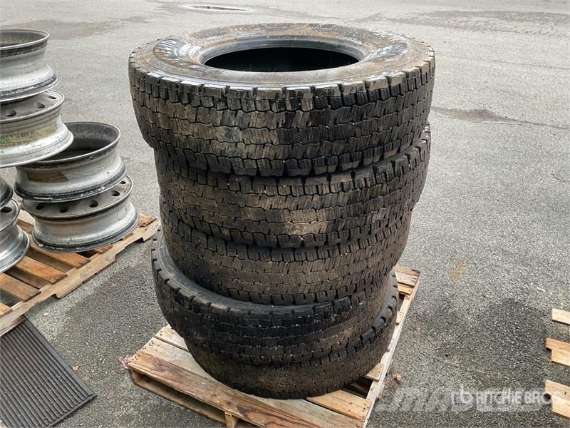 Quantity of (5) 11R22.5 Tires Transport - Inne