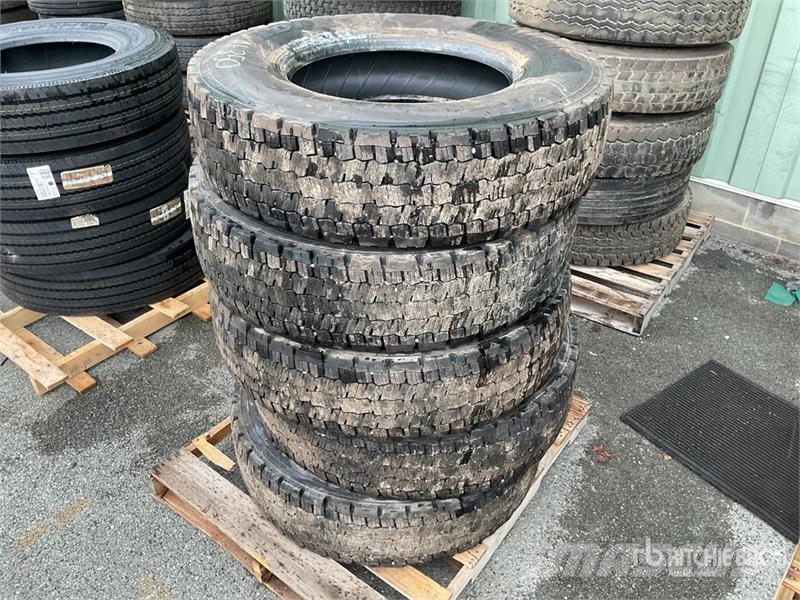 Quantity of (5) 11R22.5 Tires Transport - Inne