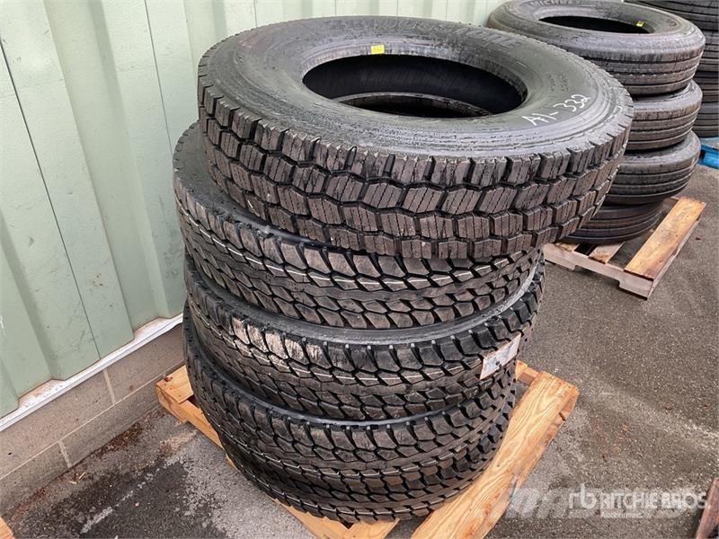 Quantity of (5) 11R22.5 Tires Transport - Inne