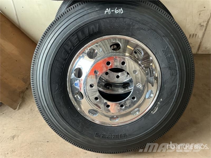  Quantity of (5) 11R22.5 Tires w/(4) Aluminum Wheel 輪胎、車輪和輪圈
