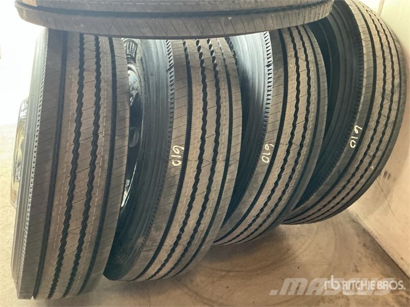  Quantity of (5) 11R22.5 Tires w/(4) Aluminum Wheel 輪胎、車輪和輪圈