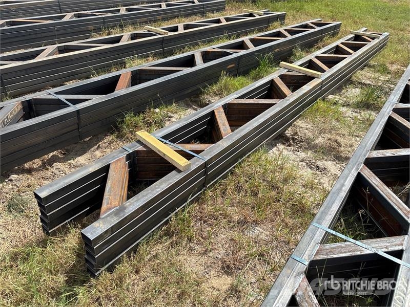 Quantity of (5) 18 in x 20 ft Metal Trusses (Unuse その他部品