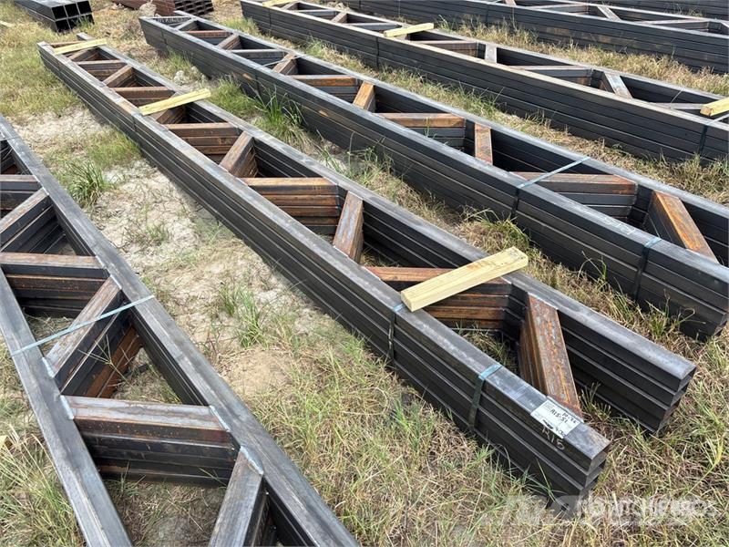 Quantity of (5) 18 in x 20 ft Metal Trusses (Unuse その他部品