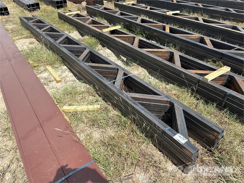 Quantity of (5) 18 in x 20 ft Metal Trusses (Unuse その他部品