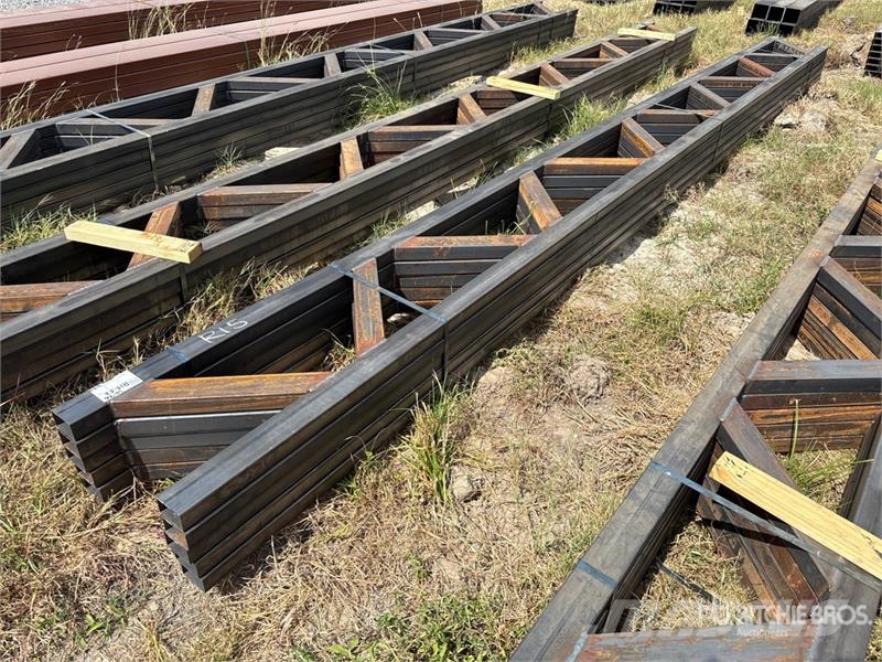 Quantity of (5) 18 in x 20 ft Metal Trusses (Unuse その他部品