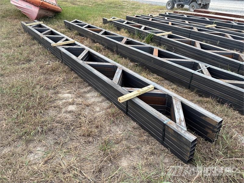 Quantity of (5) 18 in x 20 ft Metal Trusses (Unuse その他部品