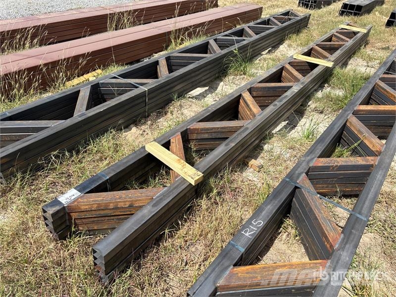 Quantity of (5) 18 in x 20 ft Metal Trusses (Unuse その他部品
