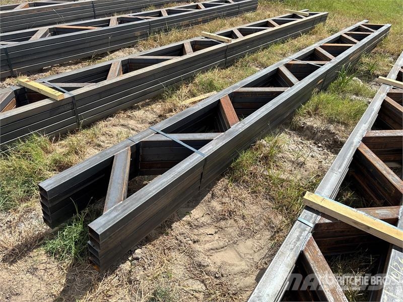 Quantity of (5) 18 in x 20 ft Metal Trusses (Unuse その他部品