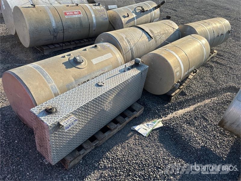  Quantity of (5) Aluminum Diesel Fuel Tank صهاريج الوقود والصهاريج الإضافية
