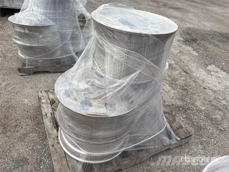 Quantity of (5) Aluminum 22.5 x 8.25 Wheels Gume, točkovi i felne