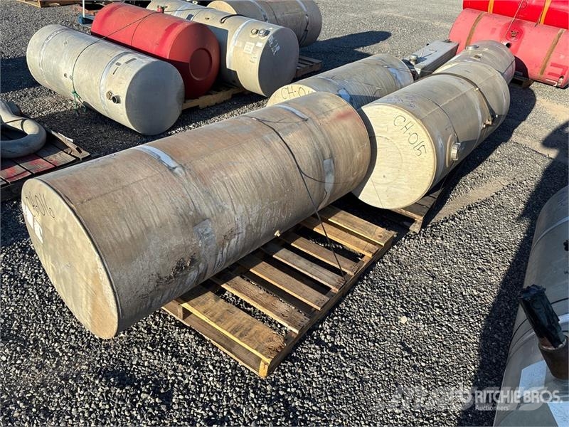  Quantity of (5) Aluminum Diesel Fuel Tank صهاريج الوقود والصهاريج الإضافية