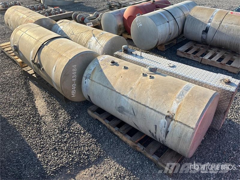  Quantity of (5) Aluminum Diesel Fuel Tank صهاريج الوقود والصهاريج الإضافية