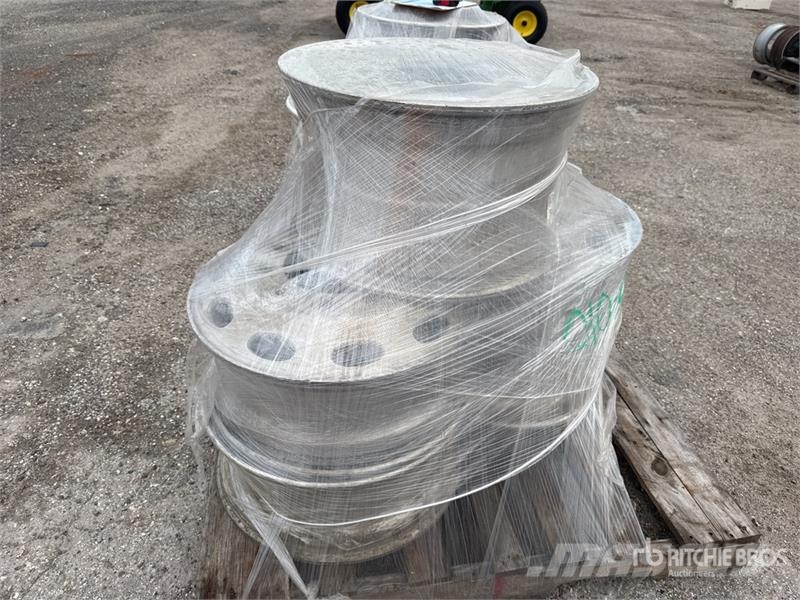 Quantity of (5) Aluminum 22.5 x 8.25 Wheels Gume, točkovi i felne