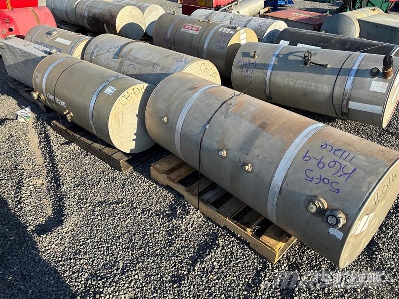  Quantity of (5) Aluminum Diesel Fuel Tank صهاريج الوقود والصهاريج الإضافية