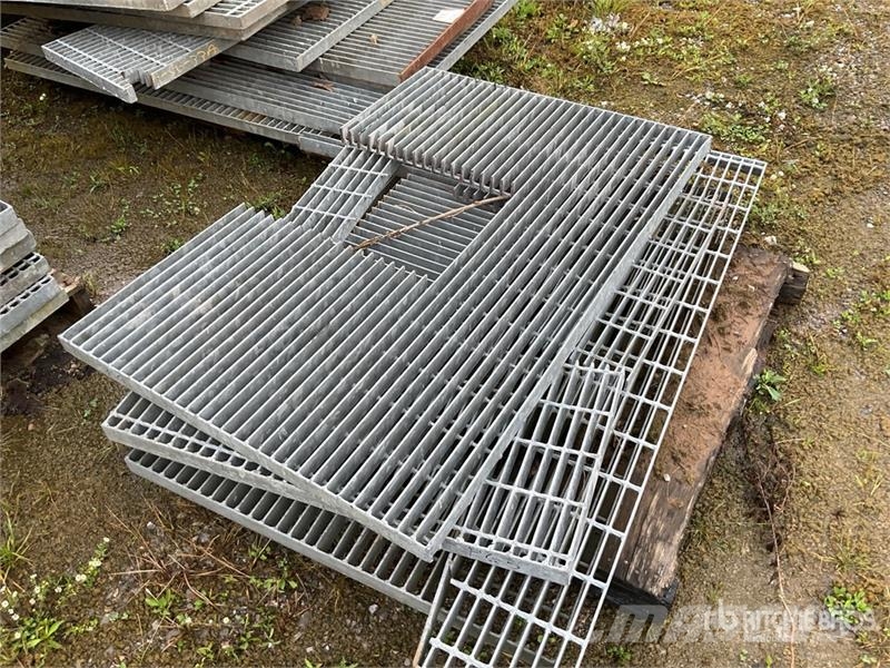  Quantity of (5) Pallets of Metal Grading مكونات أخرى