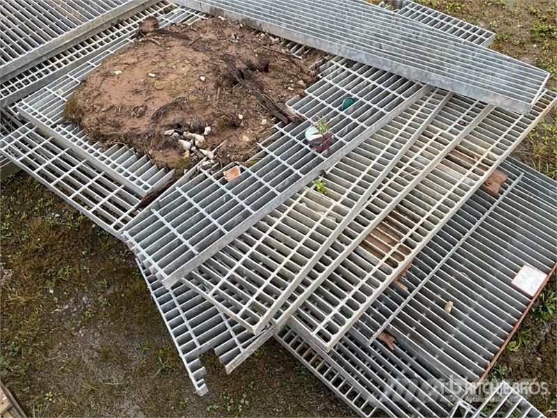  Quantity of (5) Pallets of Metal Grading مكونات أخرى