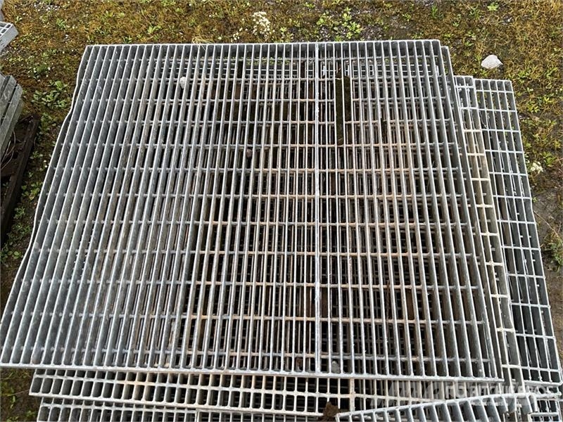  Quantity of (5) Pallets of Metal Grading مكونات أخرى