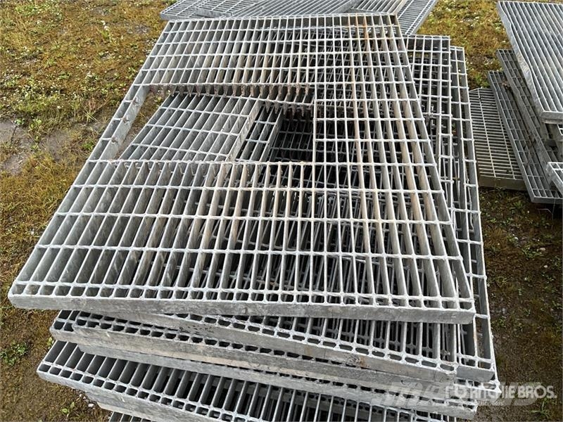 Quantity of (5) Pallets of Metal Grading مكونات أخرى