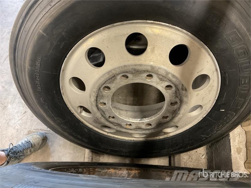 Quantity of (5) Recapped 11R24.5 Wheels and Tires Dekk, hjul og felger