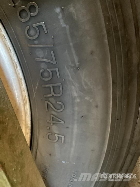 Quantity of (5) Recapped 11R24.5 Wheels and Tires Dekk, hjul og felger