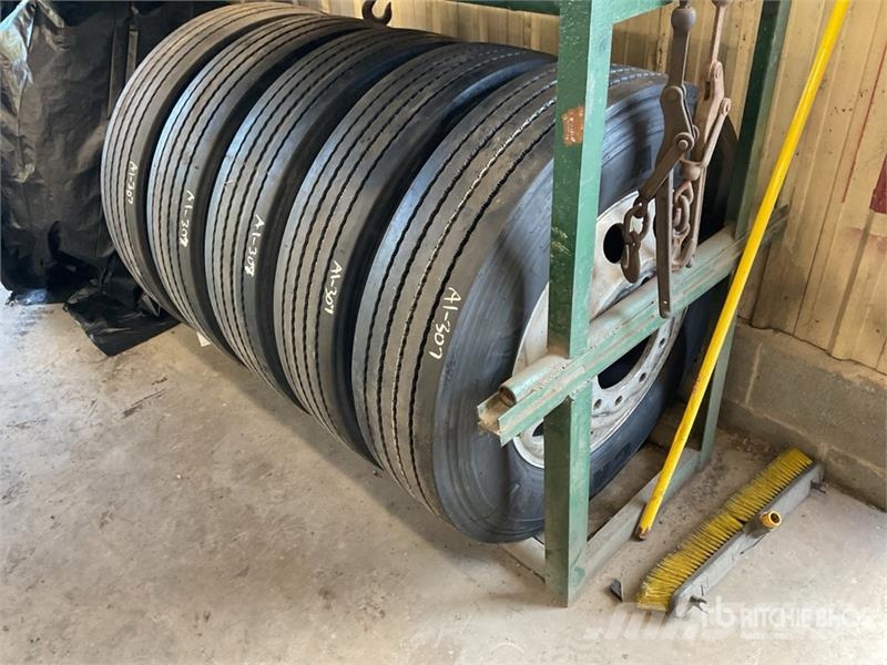 Quantity of (5) Recapped 11R24.5 Wheels and Tires Dekk, hjul og felger