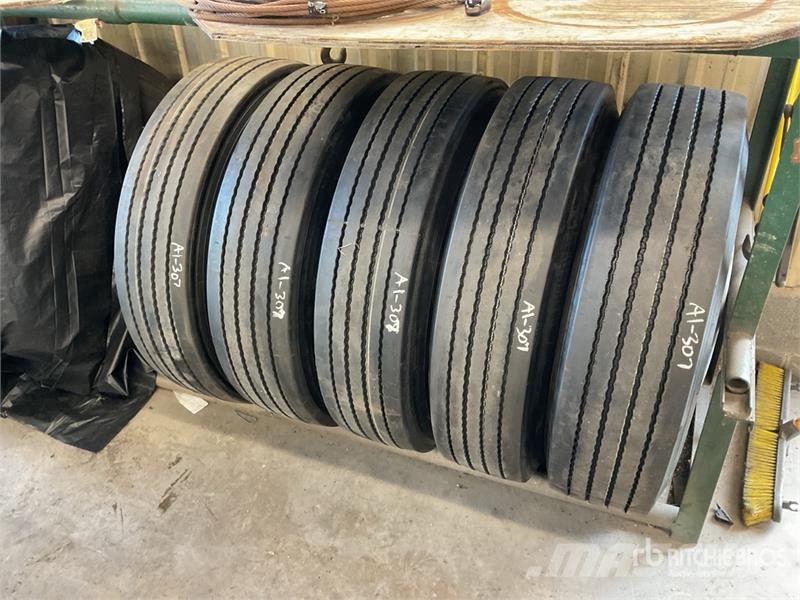 Quantity of (5) Recapped 11R24.5 Wheels and Tires Dekk, hjul og felger