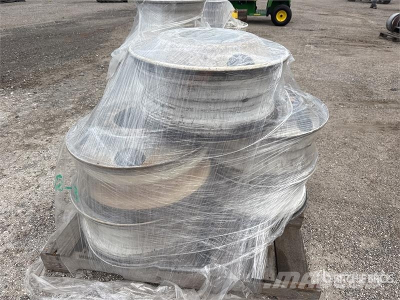  Quantity of (5) Steel 22.5 x 8.25 Wheels 輪胎、車輪和輪圈